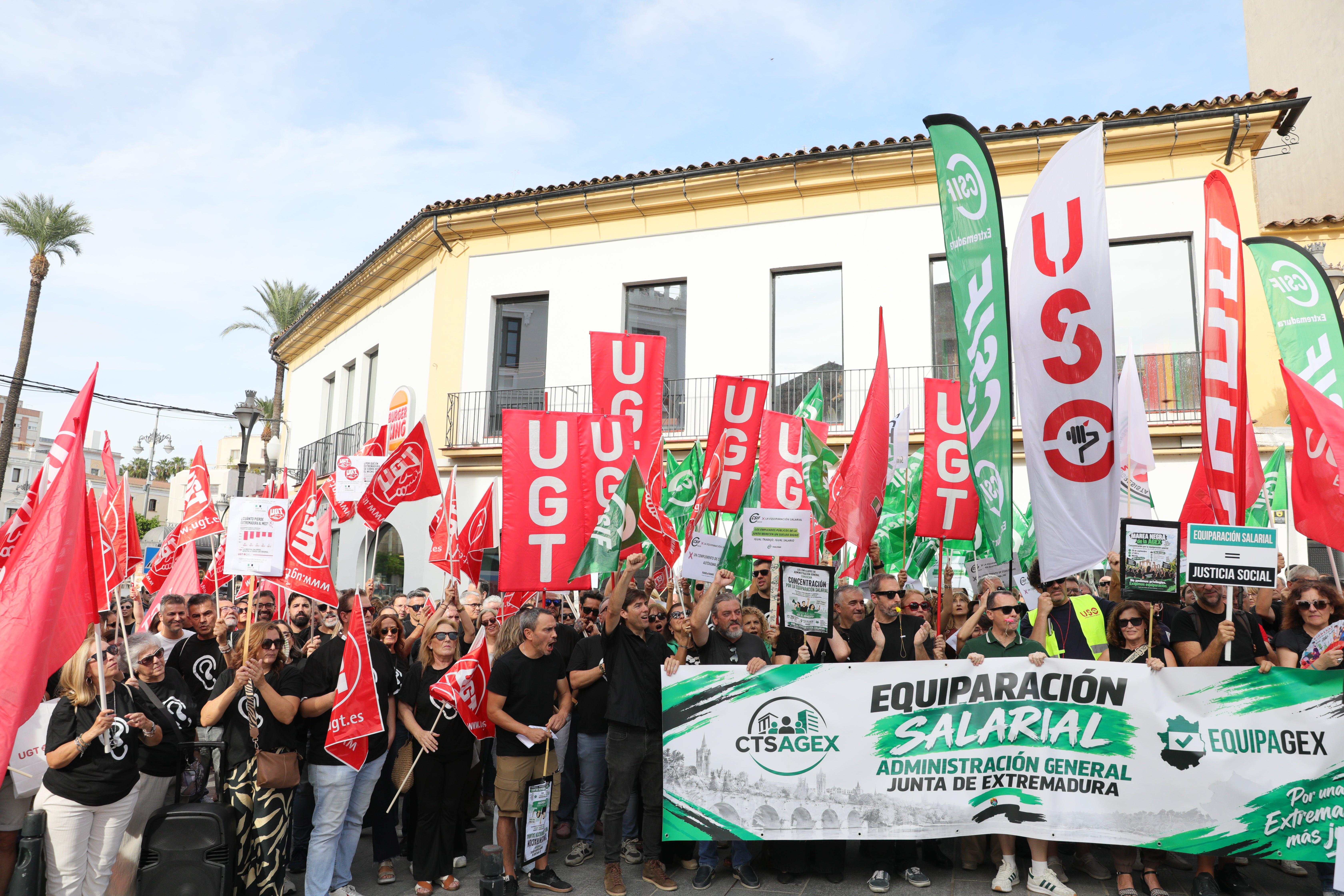 PSOE y Unidas por Extremadura apoyan la "justa" reivindicación de la equiparación salarial de los empleados públicos extremeños PSOE y Unidas por Extremadura apoyan la "justa" reivindicación de la equiparación salarial de los empleados públicos extremeños