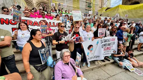 Trabajadoras del Servicio de Axuda no Fogar de Santiago señalan que "nosotras también somos Mari Carmen, muchas nos vamos a quedar sin piso y muvchas no saben si van a poder dar de comer a sus hijos" Trabajadoras del Servicio de Axuda no Fogar de Santiago señalan que "nosotras también somos Mari Carmen, muchas nos vamos a quedar sin piso y muvchas no saben si van a poder dar de comer a sus hijos"