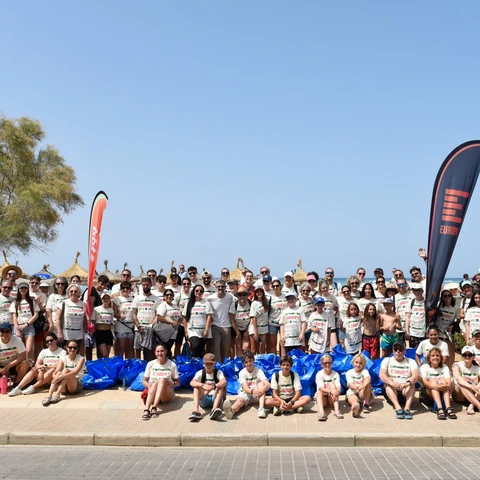 Foto de familia de la última acción de ALERTA ECO de Europa FM en Palma.