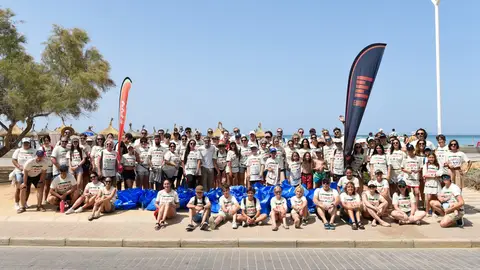 Foto de familia de la última acción de ALERTA ECO de Europa FM en Palma. Foto de familia de la última acción de ALERTA ECO de Europa FM en Palma.