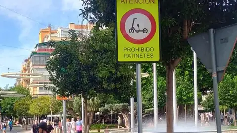 Benidorm refuerza la señalización que prohíbe el uso de patinetes en zonas peatonales Benidorm refuerza la señalización que prohíbe el uso de patinetes en zonas peatonales