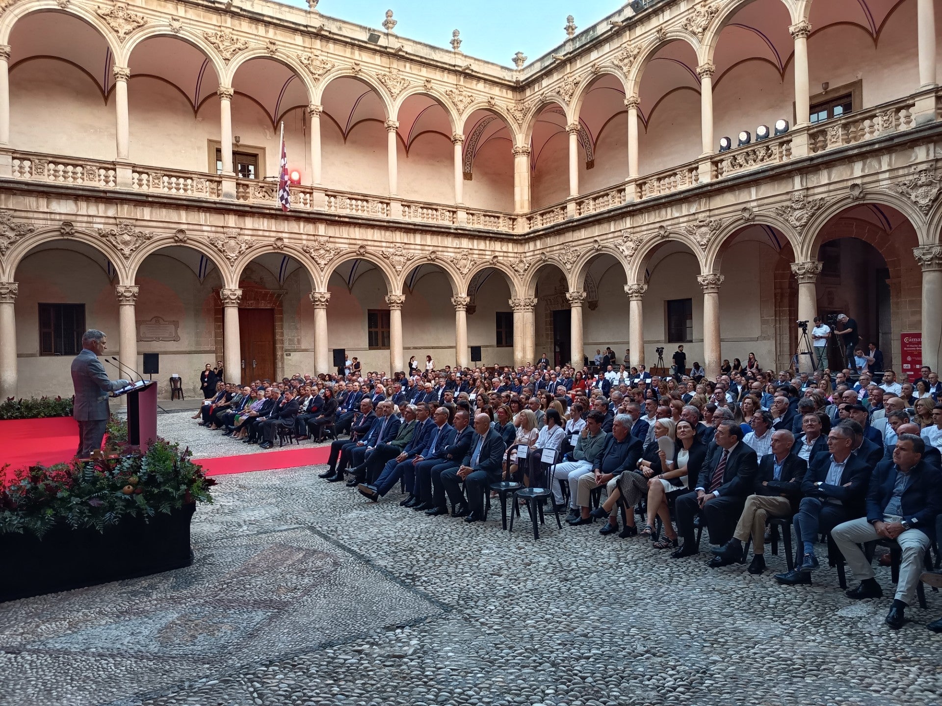 Cámara Orihuela reúne al tejido empresarial y social en una Noche de la Economía que realza el 125 aniversario de la entidad Cámara Orihuela reúne al tejido empresarial y social en una Noche de la Economía que realza el 125 aniversario de la entidad