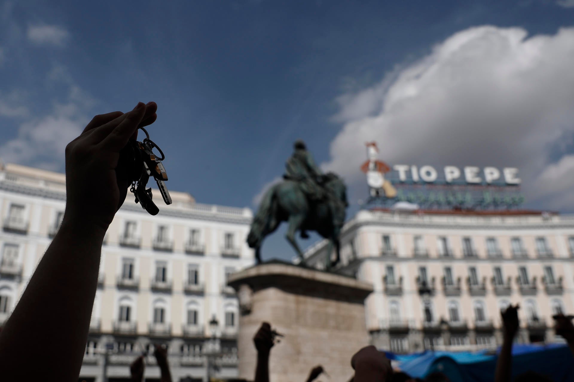 Una persona sostiene las llaves de su casa durante la protesta en la Puerta del Sol Una persona sostiene las llaves de su casa durante la protesta en la Puerta del Sol