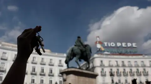 Una persona sostiene las llaves de su casa durante la protesta en la Puerta del Sol Una persona sostiene las llaves de su casa durante la protesta en la Puerta del Sol