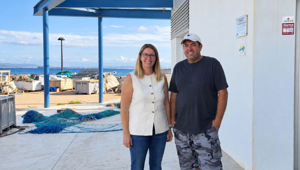 Neus Massanet junto al representante de la cofradía de pescadores
