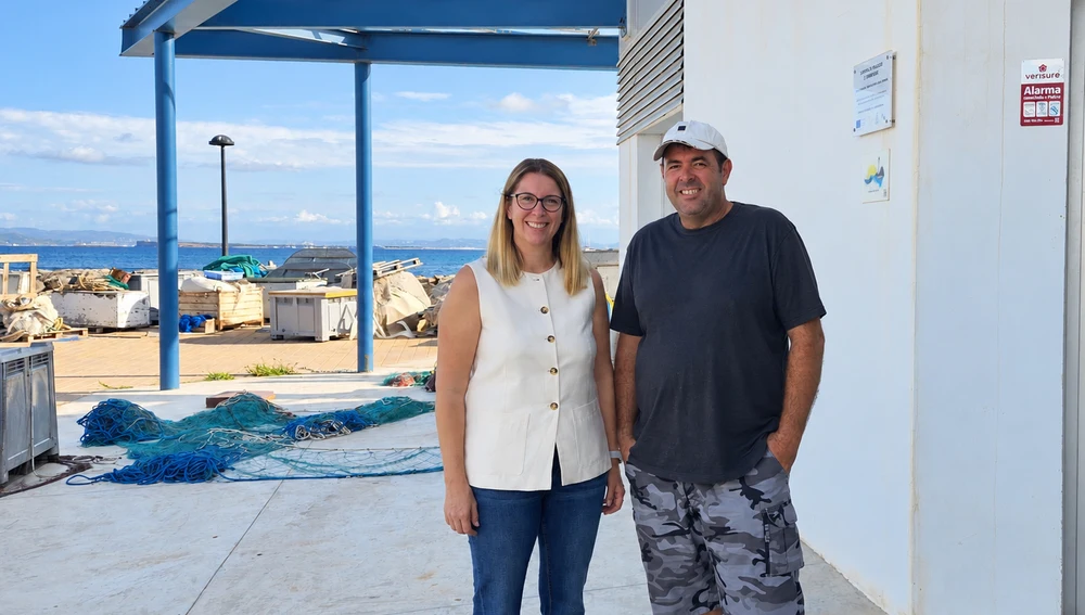Neus Massanet junto al representante de la cofradía de pescadores Neus Massanet junto al representante de la cofradía de pescadores