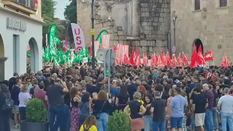 Empleados de la Administración de la Junta reclaman en las calles de Mérida el fin de la brecha salarial del 25% con otras regiones Empleados de la Administración de la Junta reclaman en las calles de Mérida el fin de la brecha salarial del 25% con otras regiones
