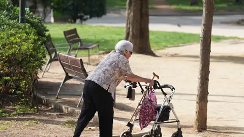 Una persona andando en Barcelona Una persona andando en Barcelona