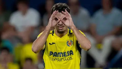 MIkautadze celebra un gol con su clasica pose MIkautadze celebra un gol con su clasica pose