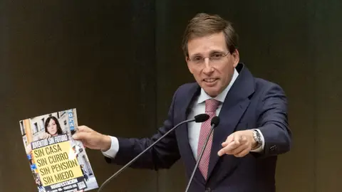 El alcalde José Luis Martínez Almeida sosteniendo un cartel que anuncia la manifestación por la vivienda. El alcalde José Luis Martínez Almeida sosteniendo un cartel que anuncia la manifestación por la vivienda.
