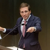 El alcalde José Luis Martínez Almeida sosteniendo un cartel que anuncia la manifestación por la vivienda. El alcalde José Luis Martínez Almeida sosteniendo un cartel que anuncia la manifestación por la vivienda.