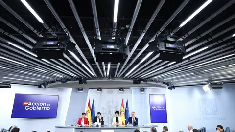 La ministra de Vivienda y Agenda Urbana, Isabel Rodríguez; el vicepresidente primero y ministro de Economía, Comercio y Empresa, Carlos Cuerpo; la ministra de Inclusión; Seguridad Social y Migraciones y portavoz del Gobierno, Elma Saiz; y el ministro de Política Territorial y Memoria Democrática, Ángel Víctor Torres La ministra de Vivienda y Agenda Urbana, Isabel Rodríguez; el vicepresidente primero y ministro de Economía, Comercio y Empresa, Carlos Cuerpo; la ministra de Inclusión; Seguridad Social y Migraciones y portavoz del Gobierno, Elma Saiz; y el ministro de Política Territorial y Memoria Democrática, Ángel Víctor Torres