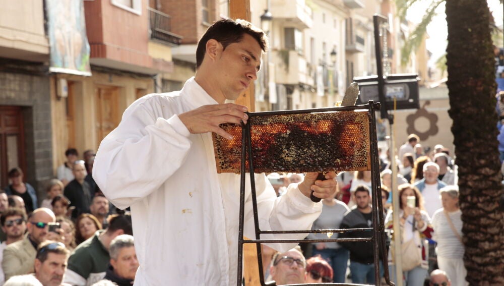 'Más de Uno Valencia' se emite desde Ayora para dar voz al XXV aniversario de la Feria 'El Primer Corte de la Miel'
