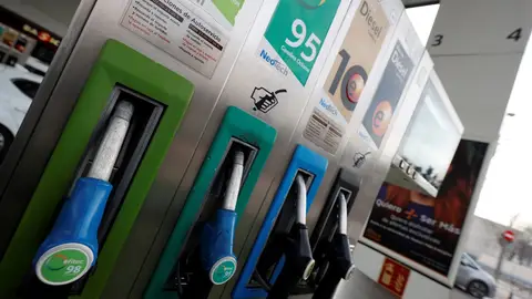 Imagen de archivo de surtidores de combustible en una gasolinera. Imagen de archivo de surtidores de combustible en una gasolinera.