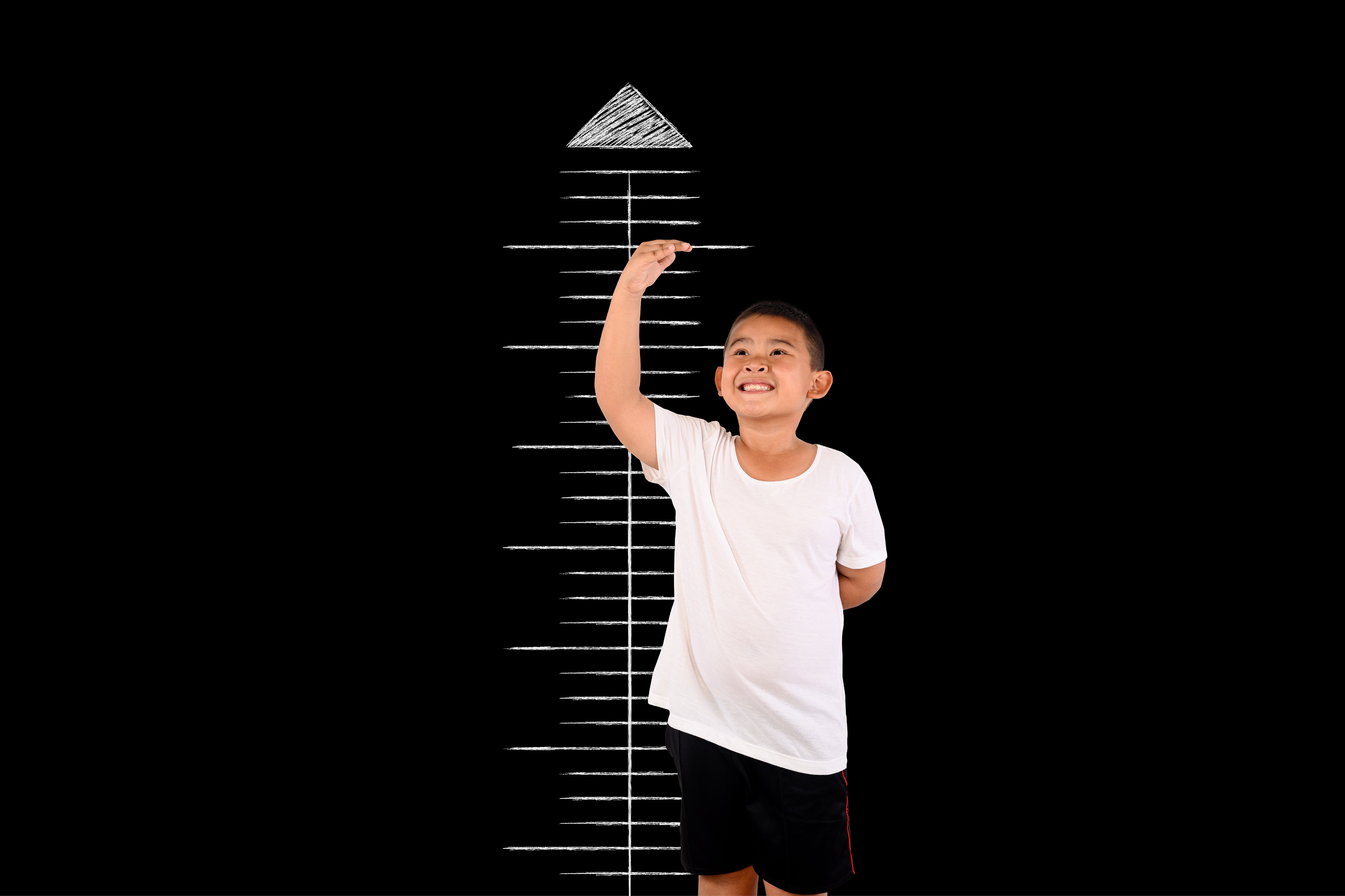Un niño midiendo su altura Un niño midiendo su altura