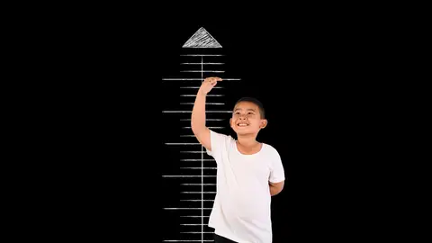 Un niño midiendo su altura Un niño midiendo su altura