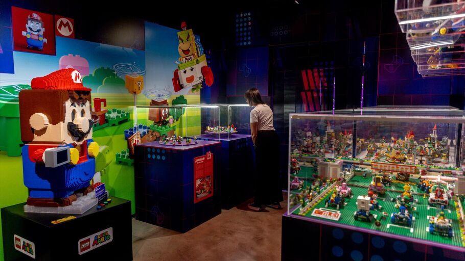 Una mujer visita la ‘LEGO Gaming: The Exhibition’, en el OXO Museo del Videojuego Madrid