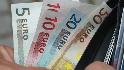 Imagen de archivo de una cartera con billetes. Imagen de archivo de una cartera con billetes.