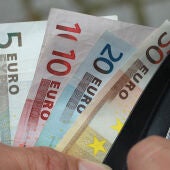Imagen de archivo de una cartera con billetes.