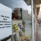 Detalle de un cartel avisando del cierre del comercio por la alerta roja por lluvias desde las 18 horas el interior norte y el litoral de Castellón y el litoral de Valencia Detalle de un cartel avisando del cierre del comercio por la alerta roja por lluvias desde las 18 horas el interior norte y el litoral de Castellón y el litoral de Valencia