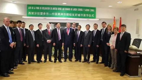 Foto oficial del viaje del Ayuntamiento de Laredo a China en 2011. Foto oficial del viaje del Ayuntamiento de Laredo a China en 2011.