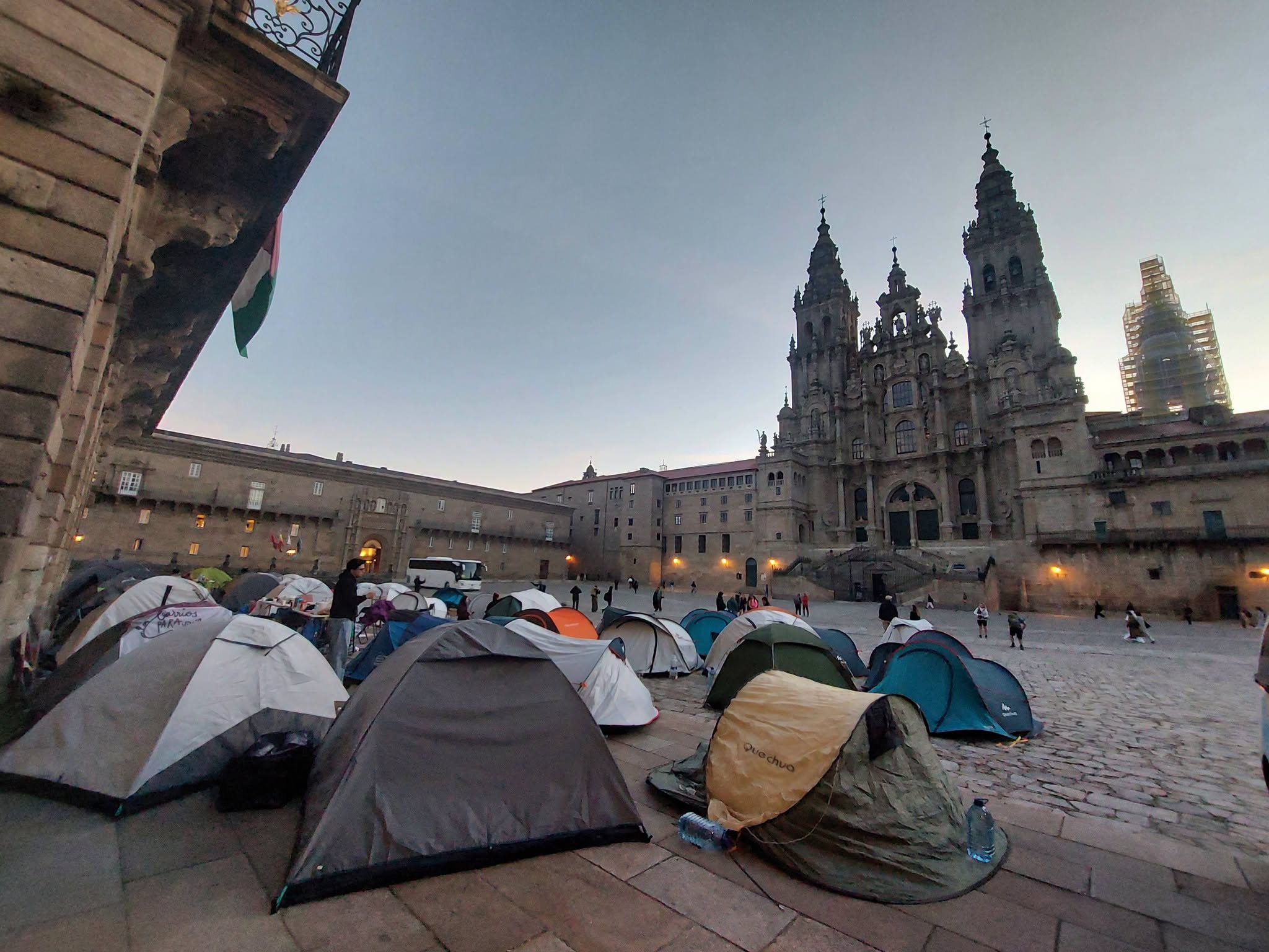 Los jóvenes acampados en Santiago avisan de que seguirán en la plaza para reclamar una vivienda universal y de calidad Los jóvenes acampados en Santiago avisan de que seguirán en la plaza para reclamar una vivienda universal y de calidad