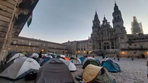 Los jóvenes acampados en Santiago avisan de que seguirán en la plaza para reclamar una vivienda universal y de calidad Los jóvenes acampados en Santiago avisan de que seguirán en la plaza para reclamar una vivienda universal y de calidad