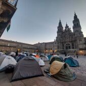 Los jóvenes acampados en Santiago avisan de que seguirán en la plaza para reclamar una vivienda universal y de calidad