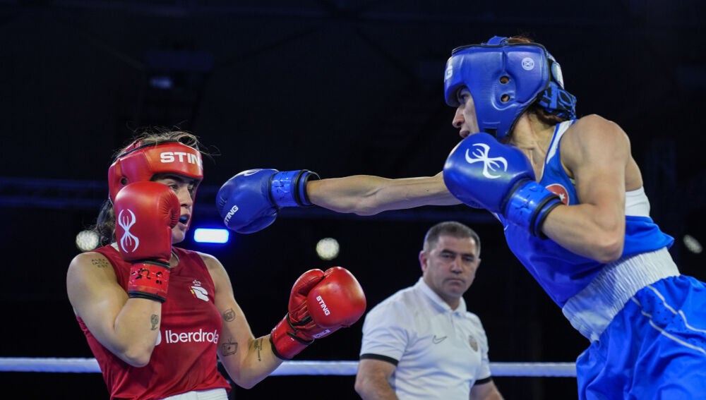 Laura Fuertes durante la final del Campeonato Europeo de Boxeo ante la turca Hatice Akbas.