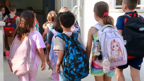 Alumnes d'una escola de Cubelles Alumnes d'una escola de Cubelles