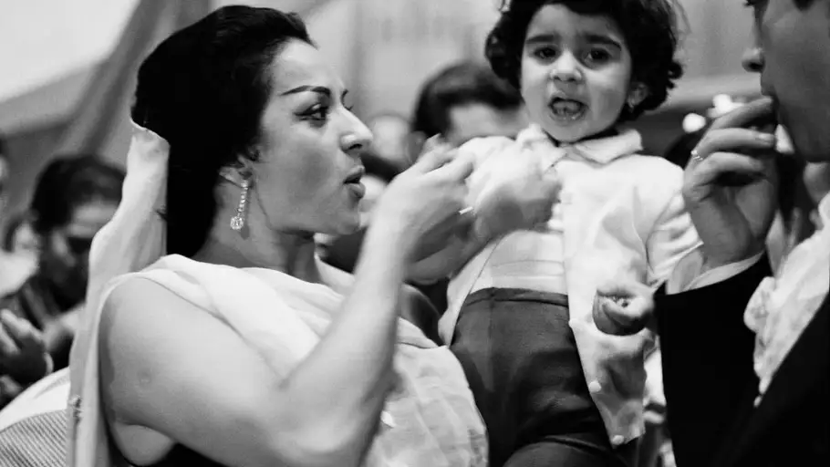 Lola Flores sostiene en brazos a su hijo Antonio. Lola Flores sostiene en brazos a su hijo Antonio.