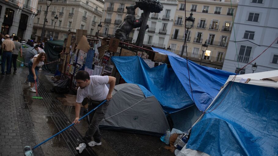 Varias personas desaguan sus tiendas de campa&ntilde;a en la Puerta del Sol