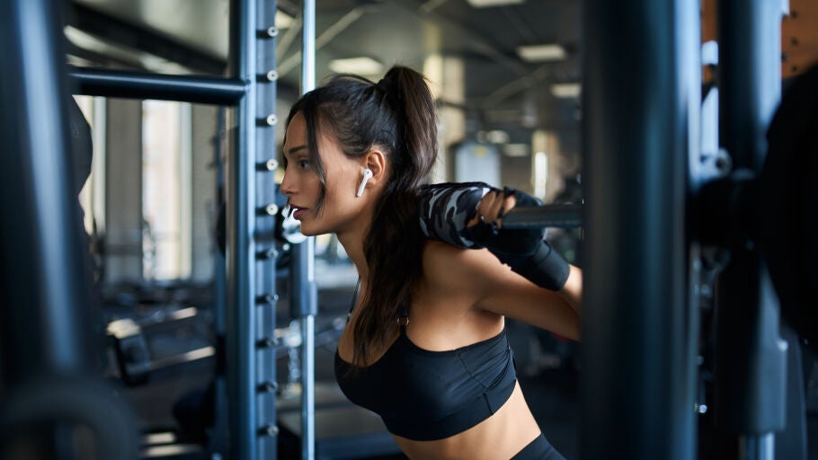 Una mujer entrena en el gimnasio