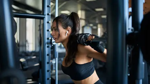 Una mujer entrena en el gimnasio Una mujer entrena en el gimnasio