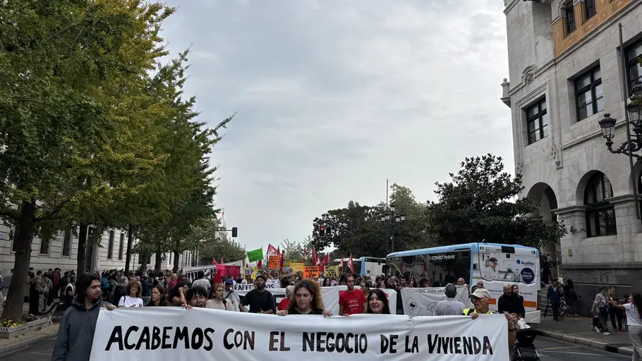 Miles de personas se manifiestan en Santander por la vivienda y llaman a la huelga general Miles de personas se manifiestan en Santander por la vivienda y llaman a la huelga general