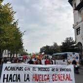 Miles de personas se manifiestan en Santander por la vivienda y llaman a la huelga general