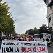 Miles de personas se manifiestan en Santander por la vivienda y llaman a la huelga general Miles de personas se manifiestan en Santander por la vivienda y llaman a la huelga general