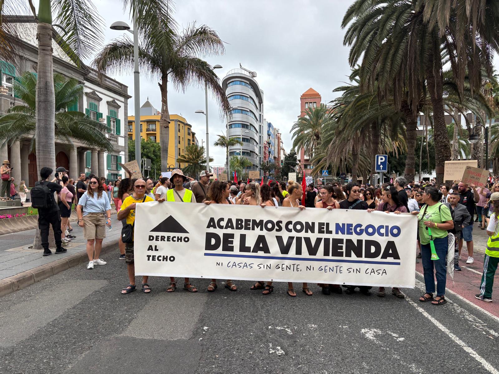 Canarias vuelve a la calle por la vivienda: presión social, amenaza de huelga y una zona tensionada pendiente Canarias vuelve a la calle por la vivienda: presión social, amenaza de huelga y una zona tensionada pendiente