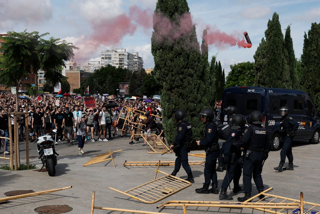 La protesta en Valencia termina con enfrentamientos con la Policía frente a un congreso inmobiliario La protesta en Valencia termina con enfrentamientos con la Policía frente a un congreso inmobiliario