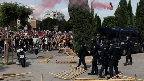 La protesta en Valencia termina con enfrentamientos con la Policía frente a un congreso inmobiliario La protesta en Valencia termina con enfrentamientos con la Policía frente a un congreso inmobiliario