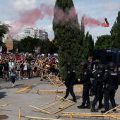 La protesta en Valencia termina con enfrentamientos con la Policía frente a un congreso inmobiliario