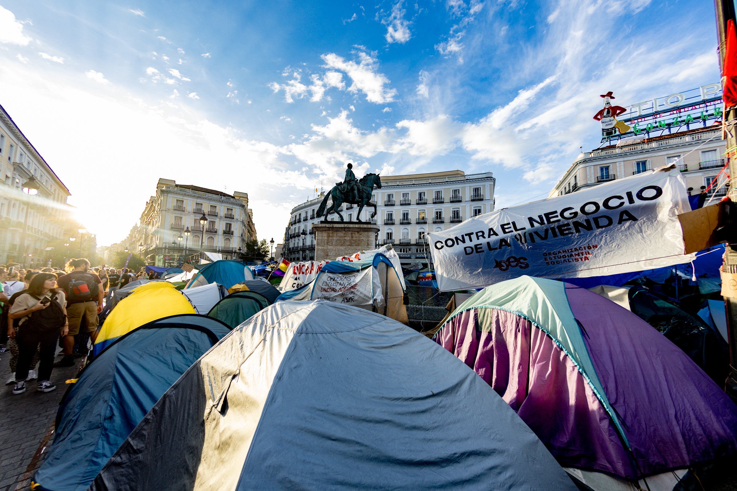 Nacen las "pequeñas ciudades": así se organizan las acampadas contra la crisis de la vivienda en la Puerta del Sol y Plaza Cataluña Nacen las "pequeñas ciudades": así se organizan las acampadas contra la crisis de la vivienda en la Puerta del Sol y Plaza Cataluña
