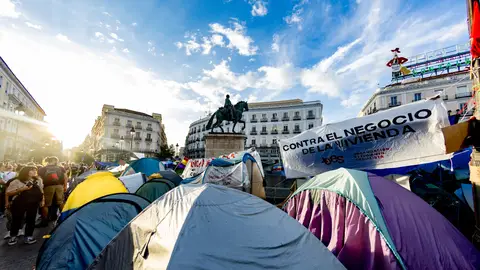 Nacen las "pequeñas ciudades": así se organizan las acampadas contra la crisis de la vivienda en la Puerta del Sol y Plaza Cataluña Nacen las "pequeñas ciudades": así se organizan las acampadas contra la crisis de la vivienda en la Puerta del Sol y Plaza Cataluña