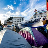 Nacen las "pequeñas ciudades": así se organizan las acampadas contra la crisis de la vivienda en la Puerta del Sol y Plaza Cataluña Nacen las "pequeñas ciudades": así se organizan las acampadas contra la crisis de la vivienda en la Puerta del Sol y Plaza Cataluña