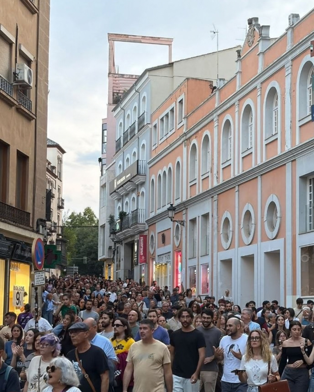 Centenares de personas protagonizaban este fin de semana diversas protestas por la vivienda en Cáceres y Badajoz Centenares de personas protagonizaban este fin de semana diversas protestas por la vivienda en Cáceres y Badajoz