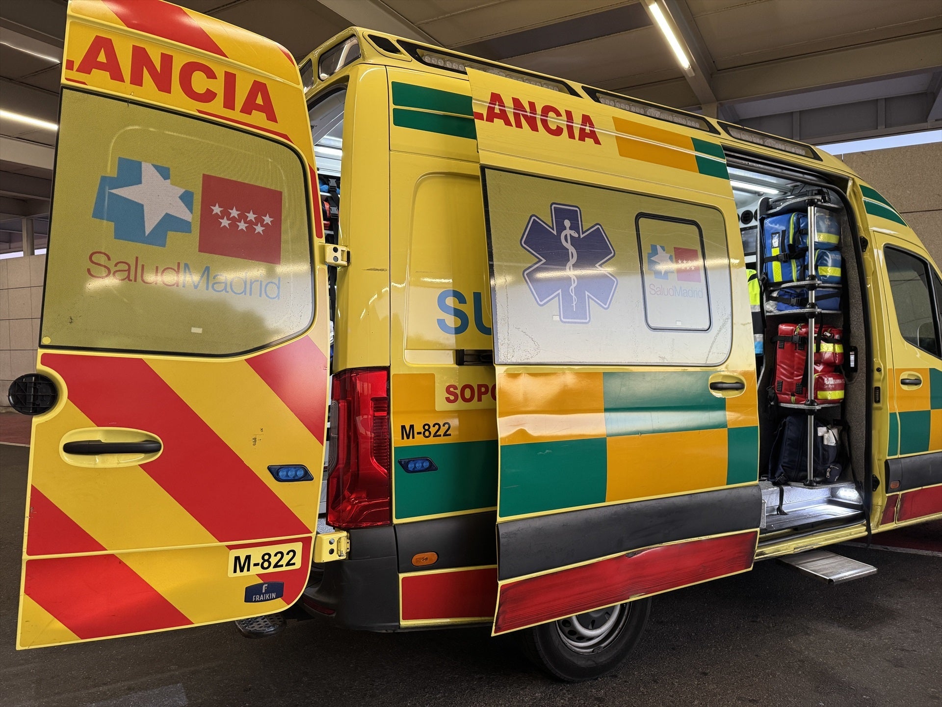 Fotografía de archivo de una ambulancia en Madrid. Fotografía de archivo de una ambulancia en Madrid.
