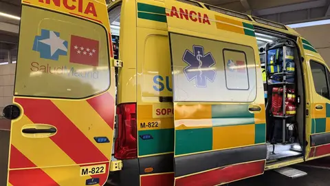 Fotografía de archivo de una ambulancia en Madrid. Fotografía de archivo de una ambulancia en Madrid.