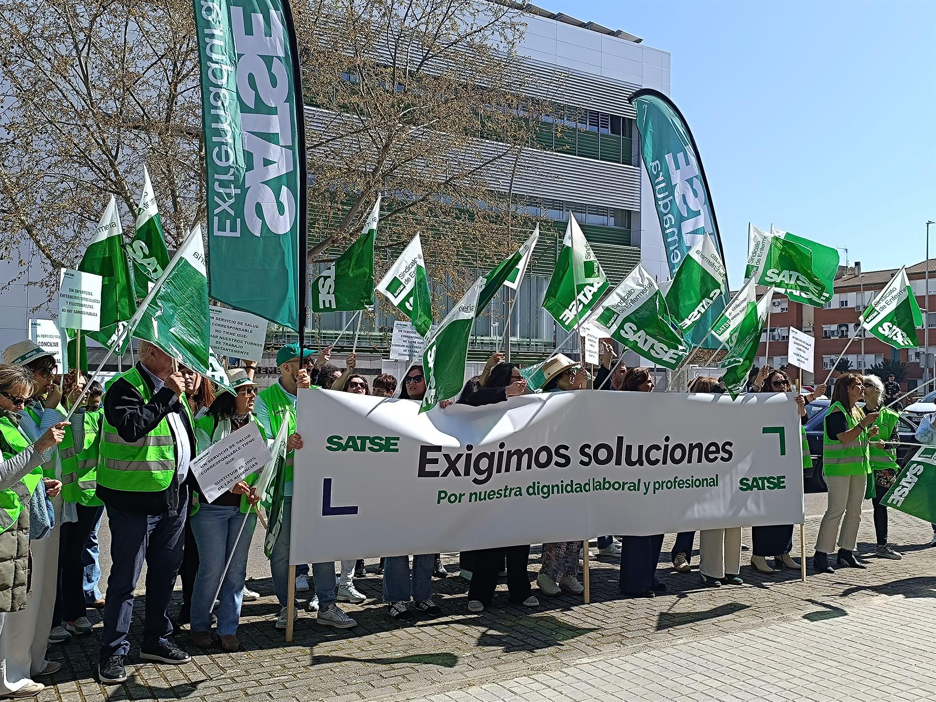 Enfermeros y fisioterapeutas se concentran este lunes ante el SES en Mérida para reclamar mejoras laborales Enfermeros y fisioterapeutas se concentran este lunes ante el SES en Mérida para reclamar mejoras laborales