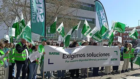 Enfermeros y fisioterapeutas se concentran este lunes ante el SES en Mérida para reclamar mejoras laborales Enfermeros y fisioterapeutas se concentran este lunes ante el SES en Mérida para reclamar mejoras laborales
