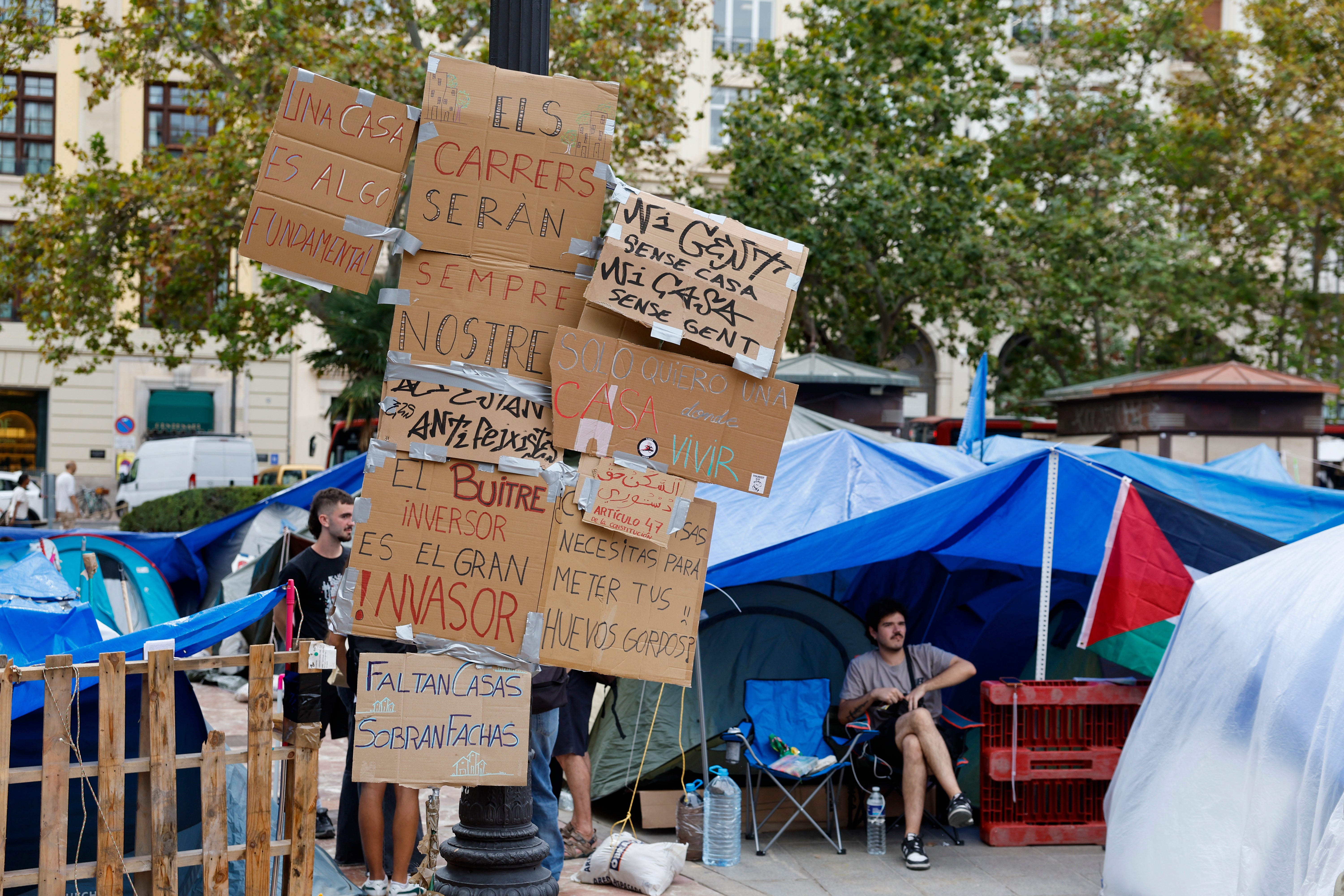 La acampada de València, dispuesta a resistir al 9 d'Octubre: "También somos valencianos" La acampada de València, dispuesta a resistir al 9 d'Octubre: "También somos valencianos"